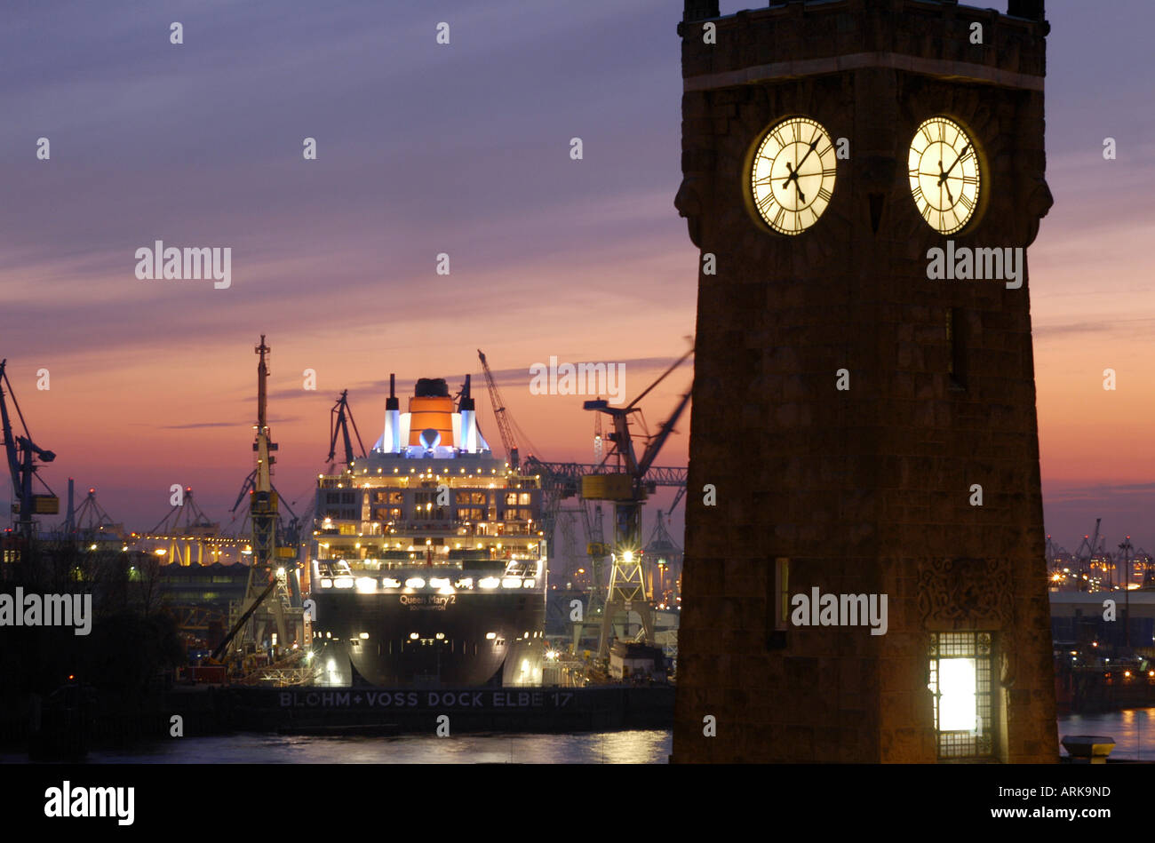 La Queen Mary II nel bacino di carenaggio di Blohm + Voss di Amburgo, Germania, a destra la storica torre per colpire la campana del th Foto Stock