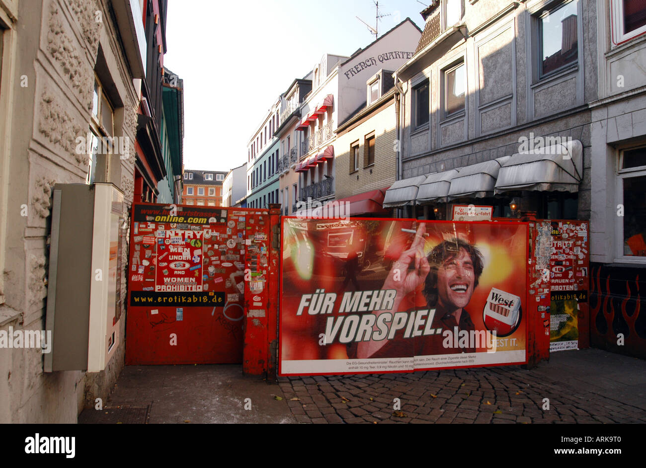 Il Proibito Street - solo gli uomini sono accolti all'interno come le prostitute si stanno presentando in windows della Herberts Foto Stock