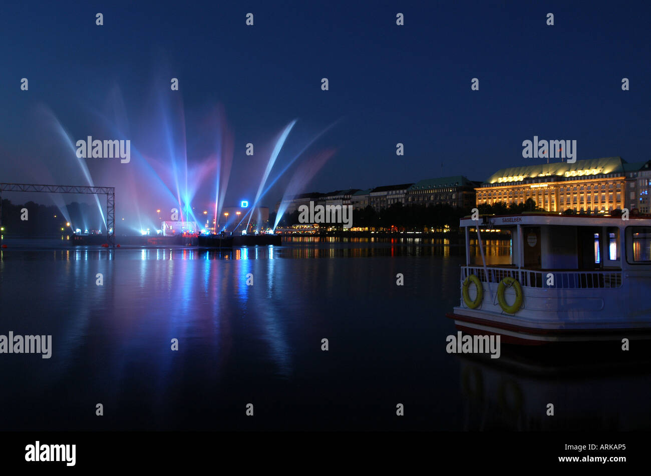 Splendida acqua luce e laser show sul lago Binnenalster durante la Coppa del Mondo di calcio 2006. Sulla destra la Hapag illuminato Foto Stock