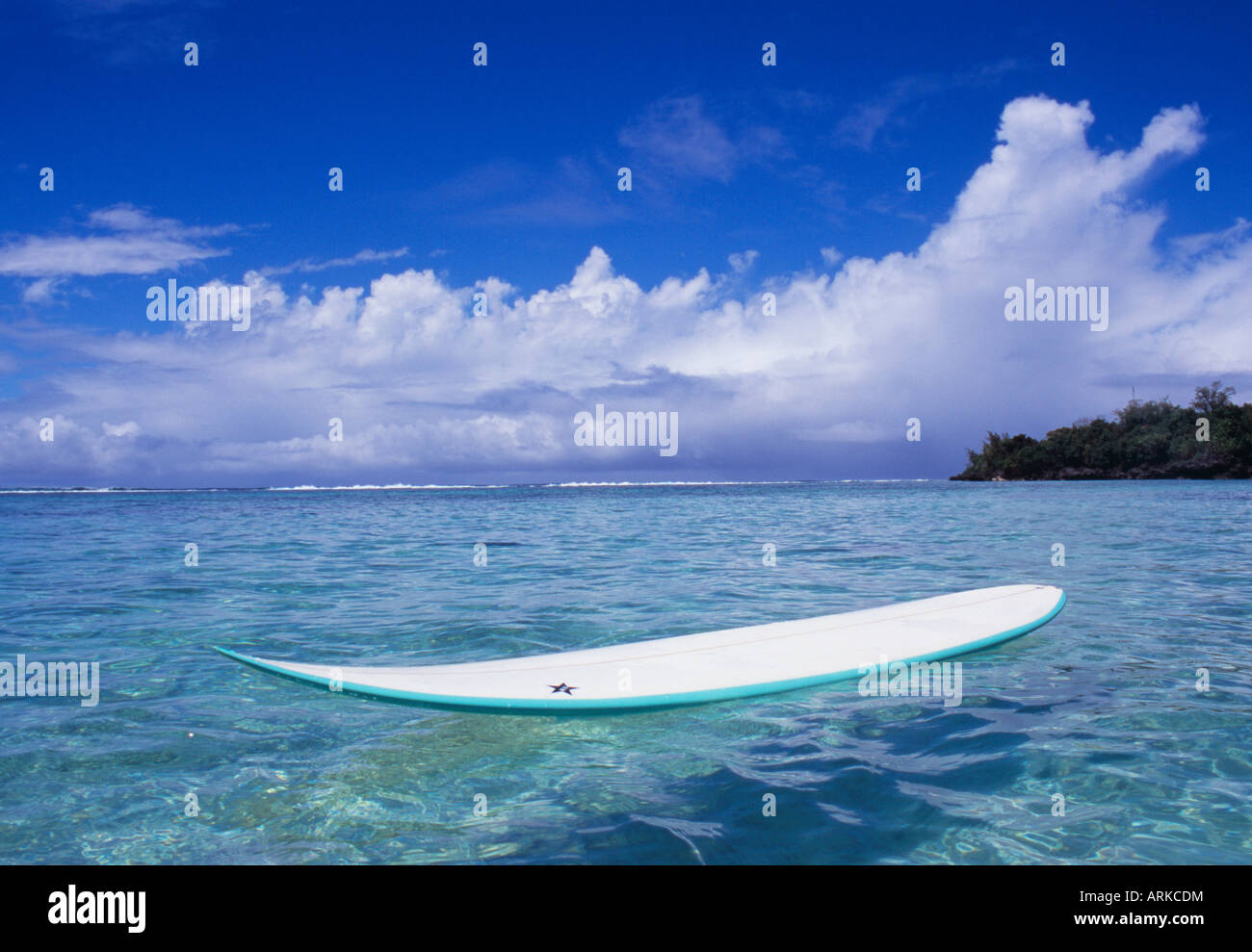 Tavola da Surf galleggiante sul mare, Saipan, Marianas Foto stock - Alamy