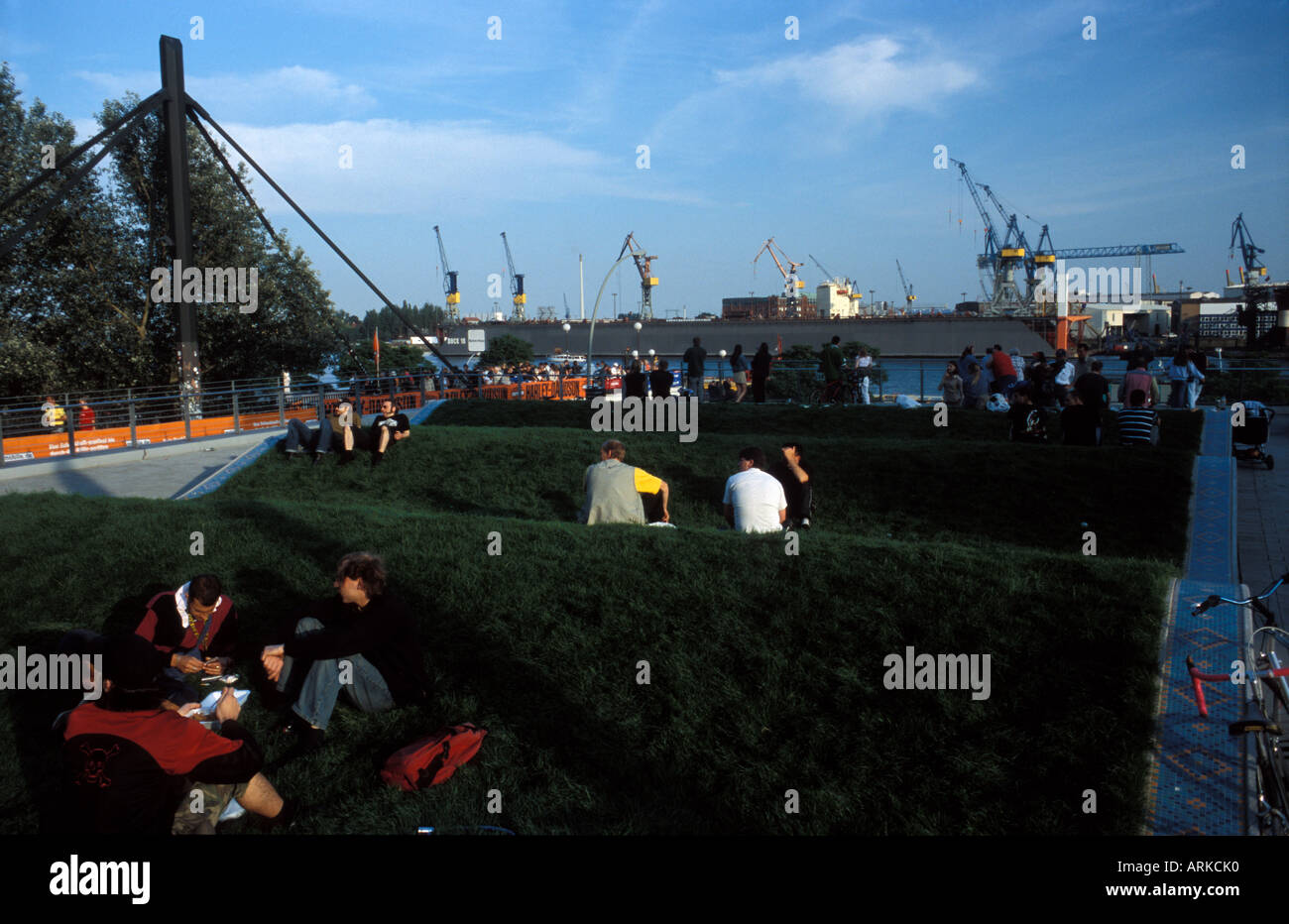 La gente in estate a 'Park Fiction", un parco di St. Pauli, affacciato sul porto di Amburgo, Germania Foto Stock