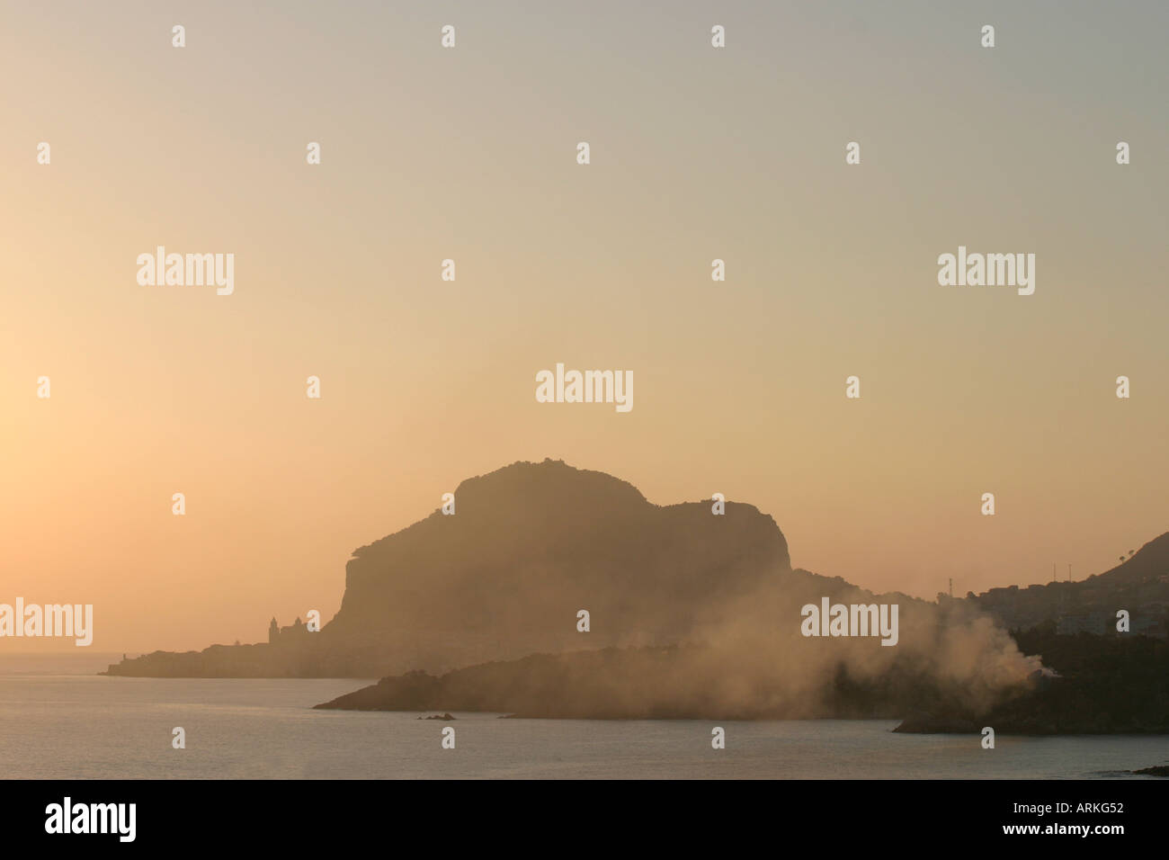 Cefalù e la Rocca da ovest all'alba Foto Stock