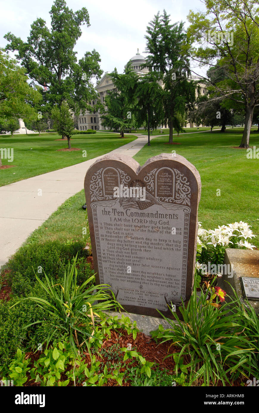 Una compressa di dieci comandamenti sul Lucas County Courthouse prato in Toledo Ohio OH Foto Stock