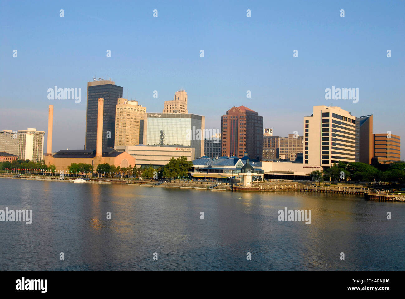 Toledo Ohio OH skyline compreso il Fiume Maumee Foto Stock