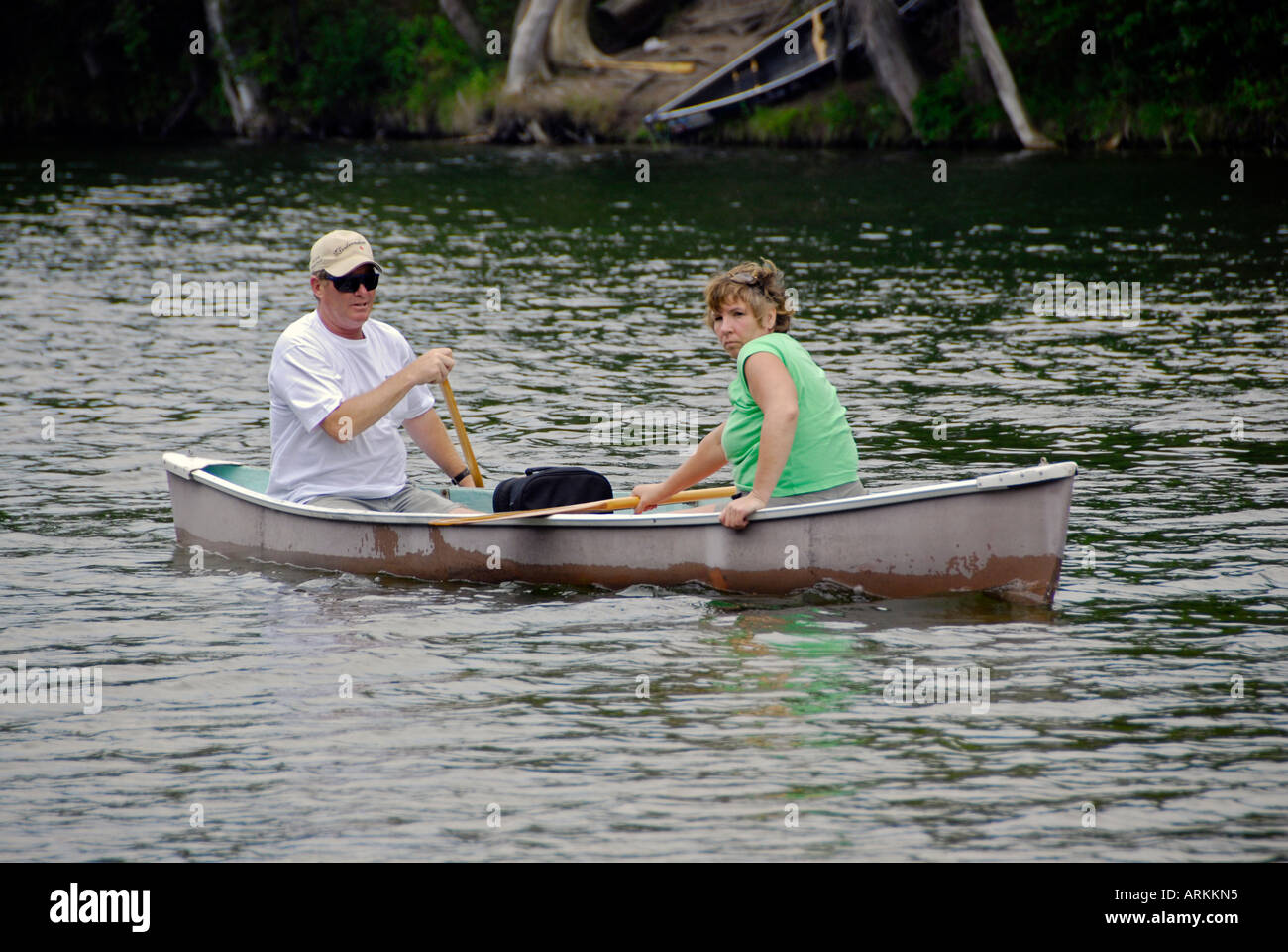 In canoa sul Au Sable fiume al fucile fiume Area ricreativa vicino a mio Michigan mi marito e moglie del lavoro di squadra giovane Foto Stock