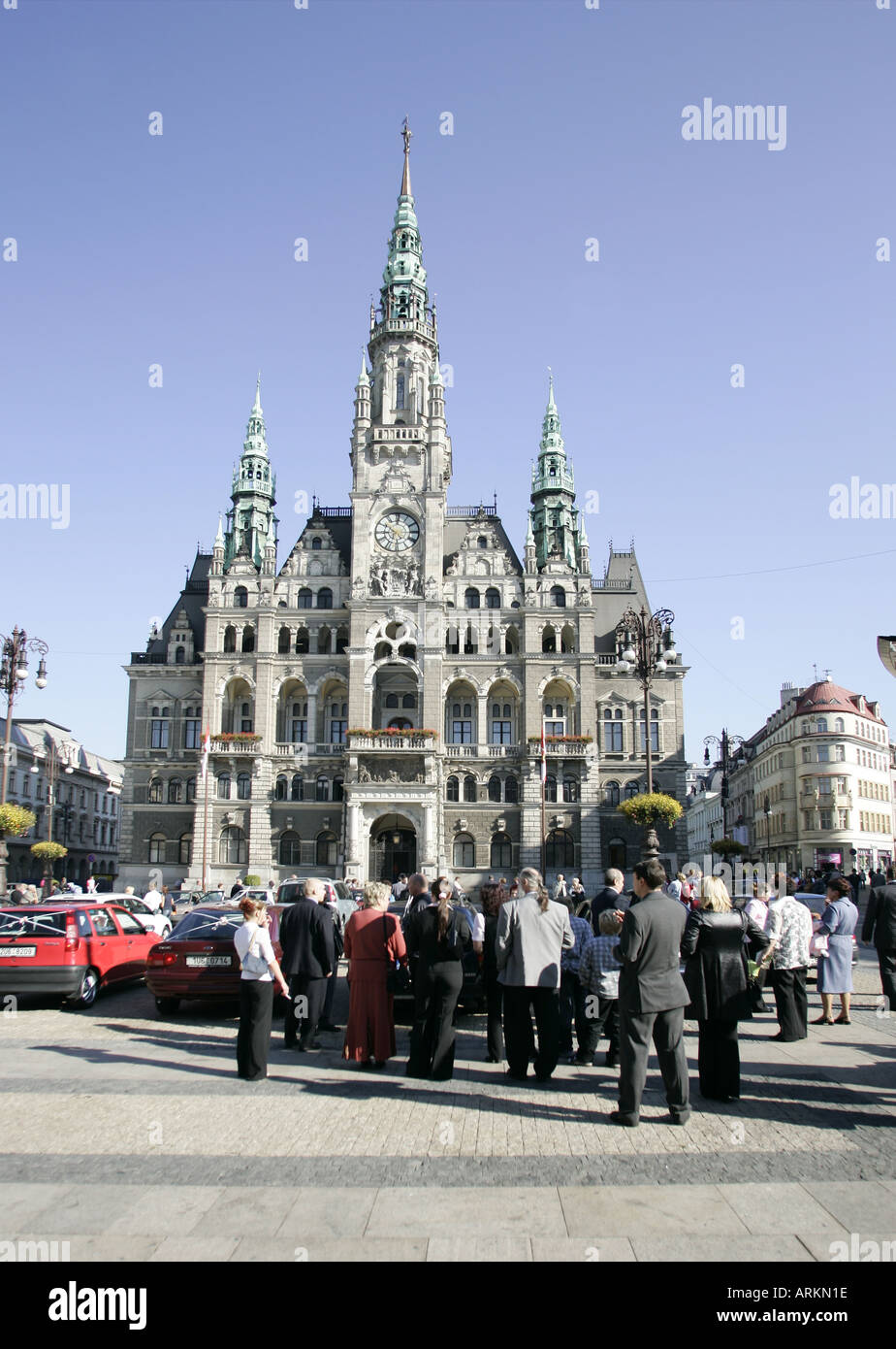 Un gruppo di ospiti di nozze raccolta di fronte al palazzo comunale di Liberec, Repubblica Ceca. Foto Stock