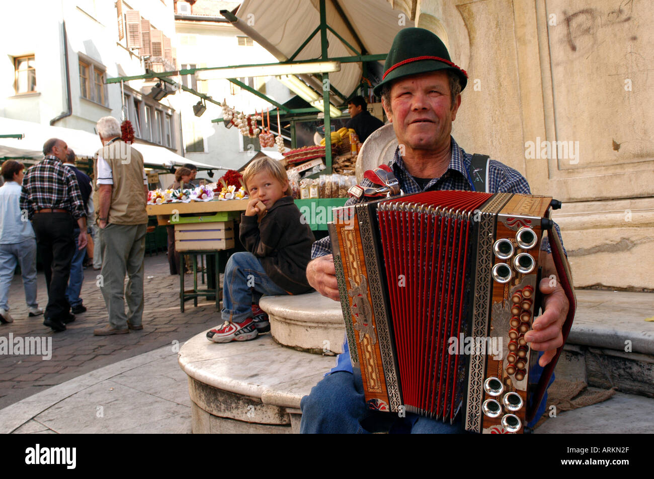 Un uomo in Sud costume tirolese suona la fisarmonica in Piazza delle Erbe  Bolzano Italia Foto stock - Alamy