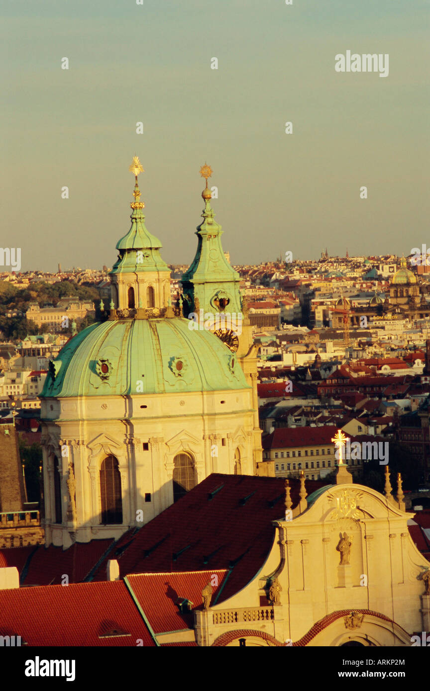 La cupola e le torri della chiesa di San Nicola, Mala Strana, Praga, Repubblica Ceca, Europa Foto Stock