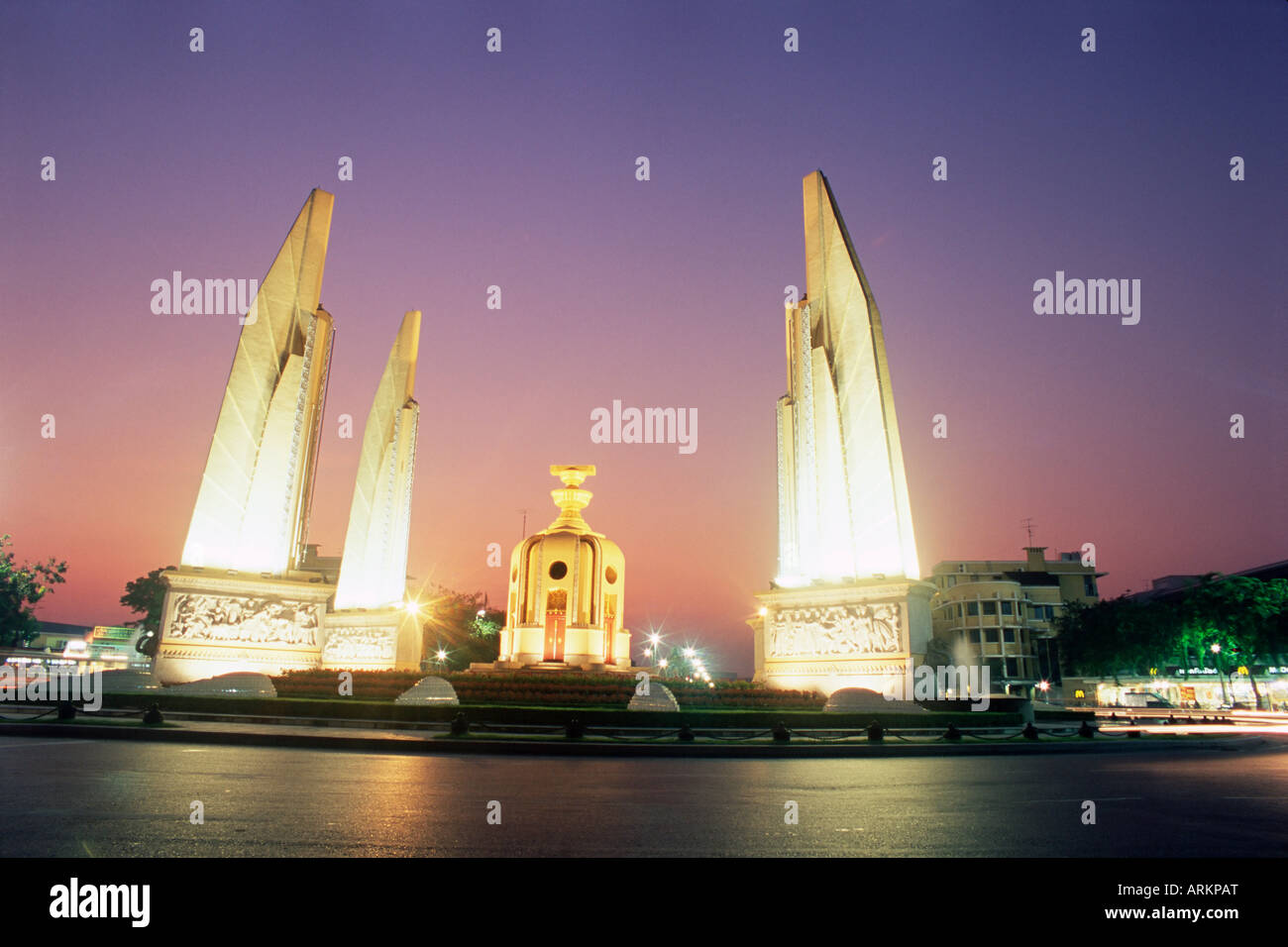 La democrazia monumento di notte, Banglamphu, Bangkok, Thailandia, Sud-est asiatico, in Asia Foto Stock