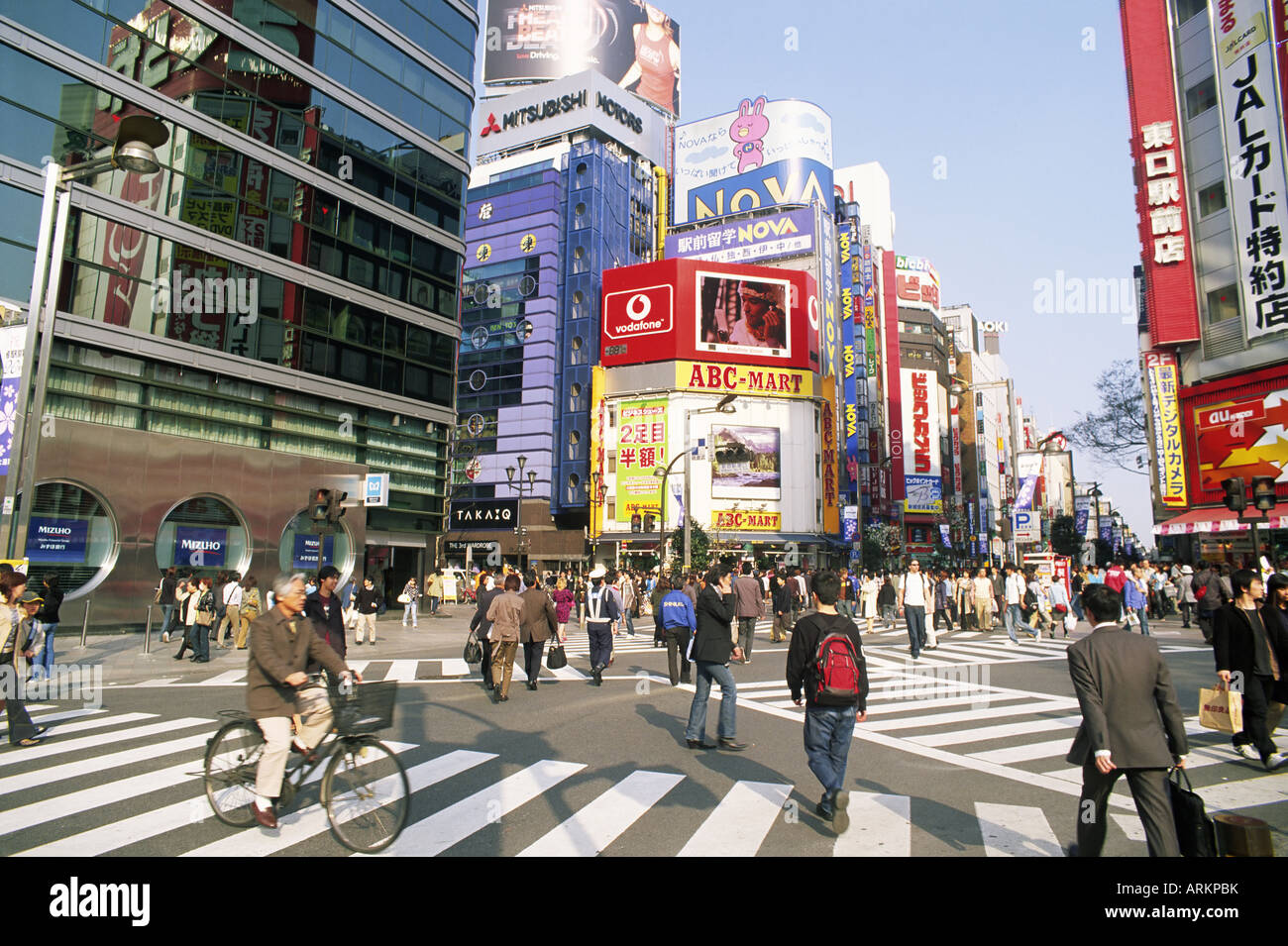 La gente sulla strada che attraversa a Shinjuku-dori Road, Shinjuku, Tokyo, Giappone, Asia Foto Stock