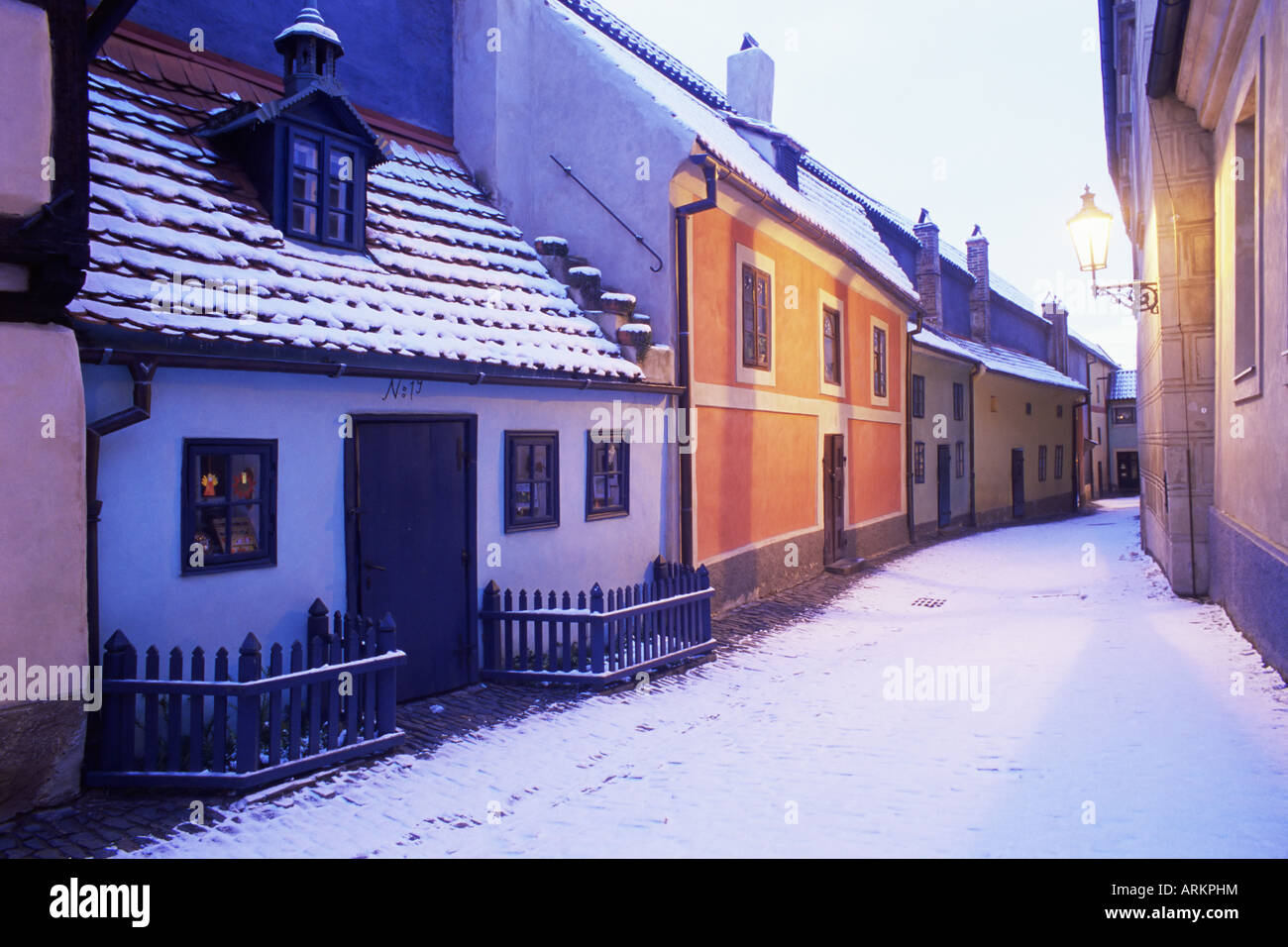Coperta di Neve del XVI secolo cottages di Golden Lane (Zlata Ulicka) in inverno crepuscolo, Hradcany, Praga, Repubblica Ceca, Europa Foto Stock