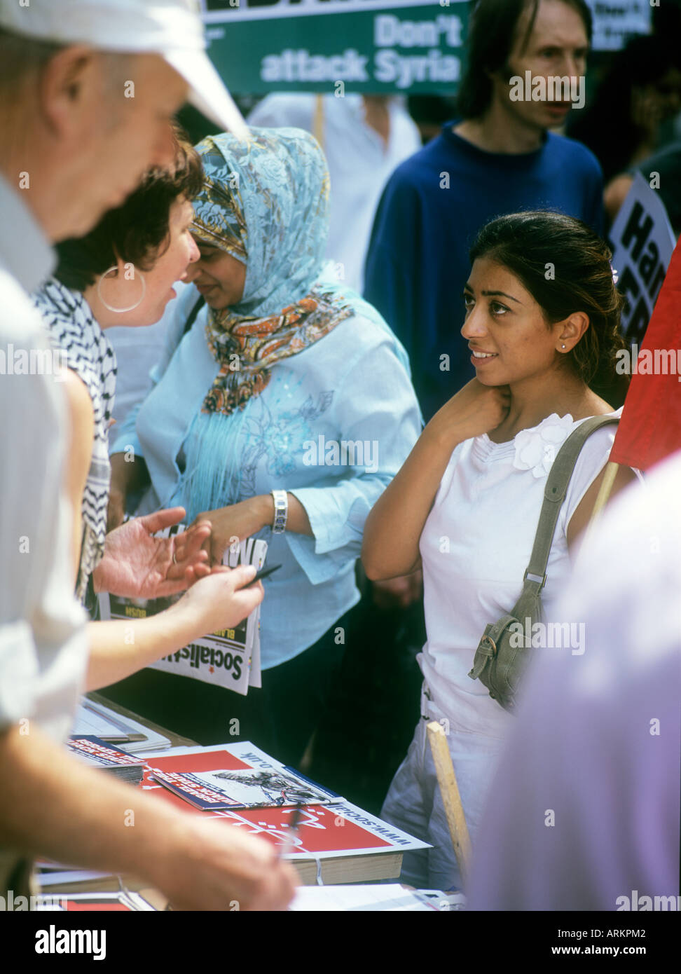 Una femmina di partecipante ad una manifestazione contro l'attacco di Israele contro il Libano. Londra il 5 agosto 2006. Foto Stock