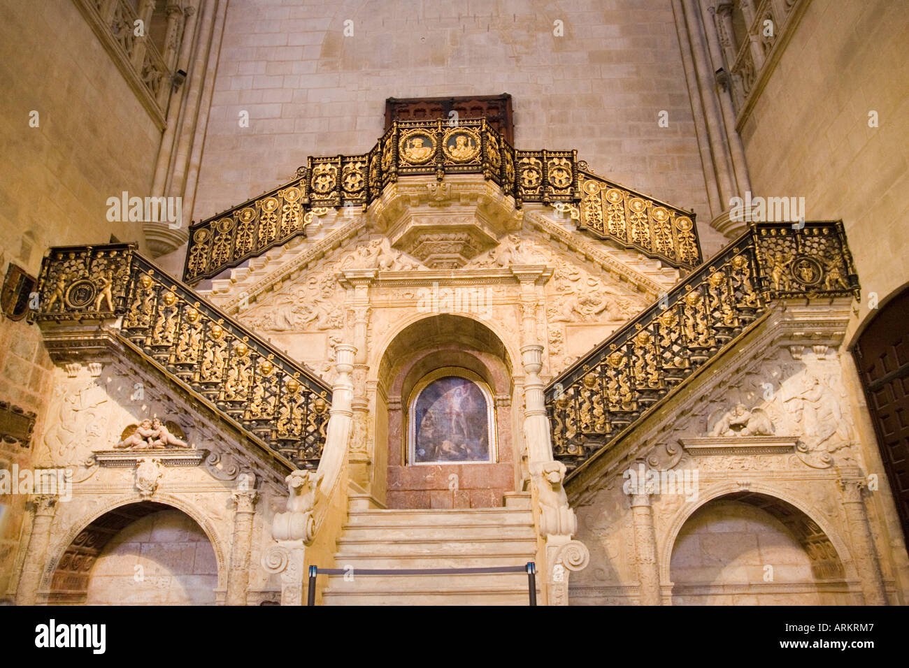 Scala dorata costruita in Italiano in stile rinascimentale della Madonna della cattedrale di Burgos Spagna settentrionale Foto Stock