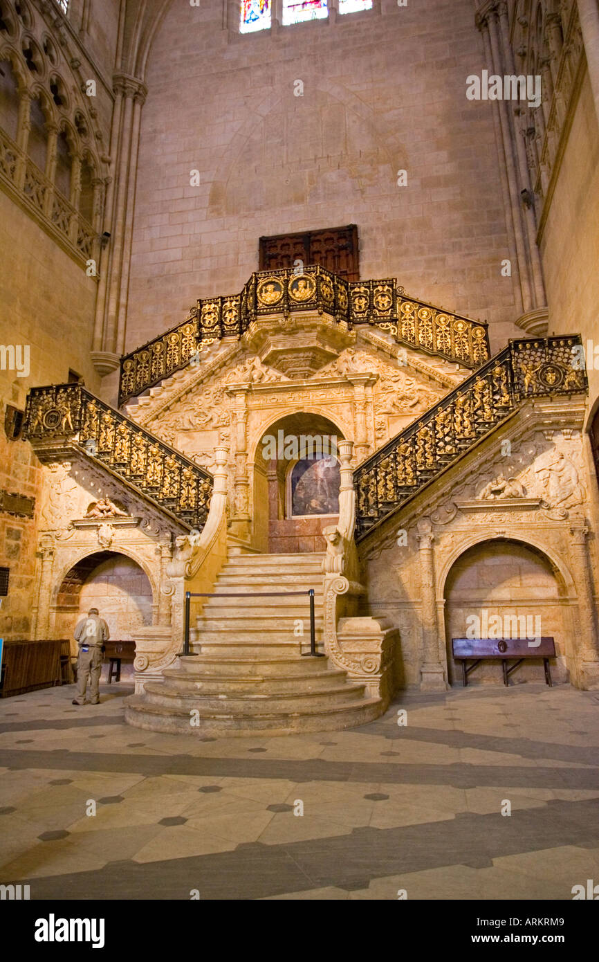 Scala dorata costruita in Italiano in stile rinascimentale della Madonna della cattedrale di Burgos Spagna settentrionale Foto Stock