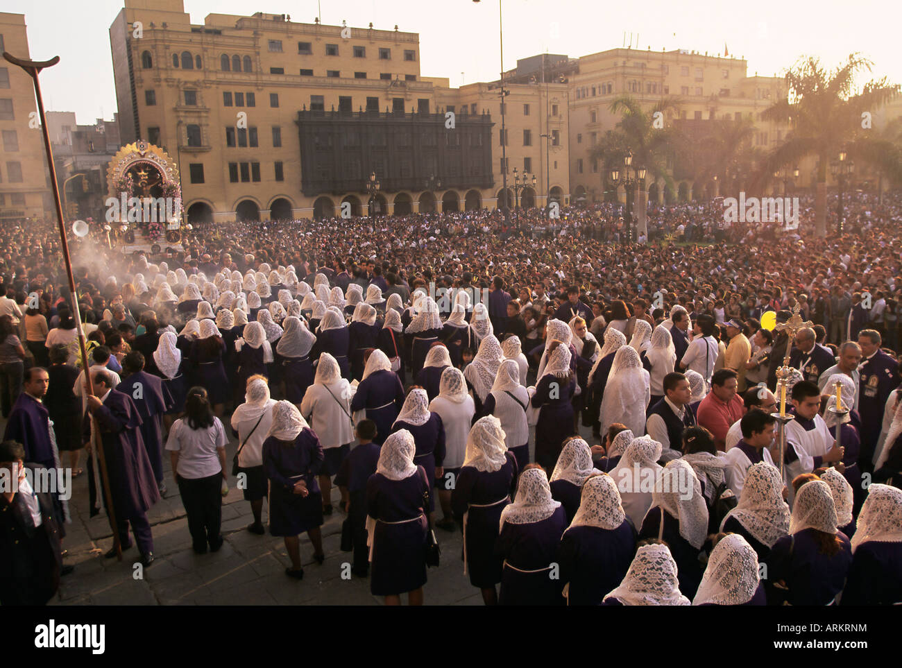 Una folla di persone alla festa cristiana della domenica di Pasqua, Lima, Perù, Sud America Foto Stock