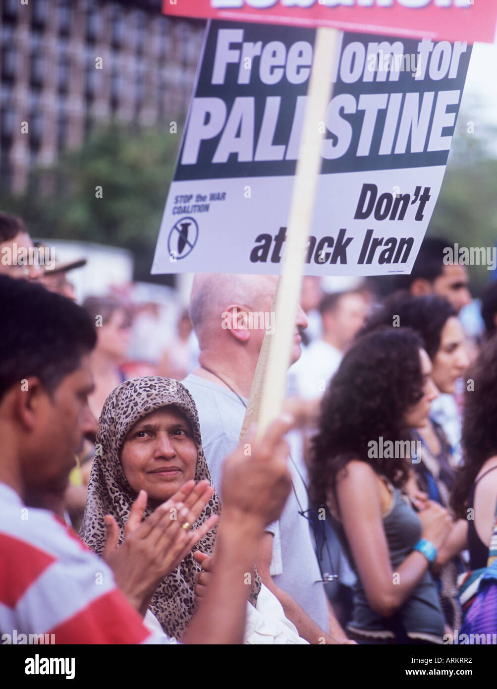 I manifestanti in una dimostrazione contro attacco di Israele contro il Libano. Londra il 5 agosto 2006. Foto Stock
