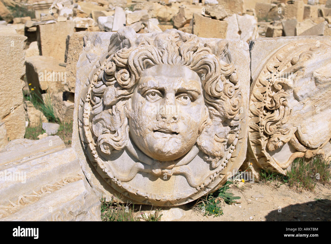 Testa di gorgone, Severan Forum, sito archeologico di Leptis Magna, Sito Patrimonio Mondiale dell'UNESCO, Tripolitania, Libia, Nord Africa Foto Stock