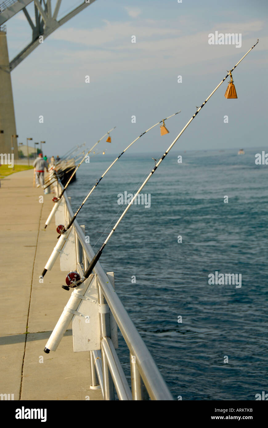 Campana sulla estremità di una canna da pesca avvisa il pescatore di uno sciopero o di pesce alla fine della linea Foto Stock