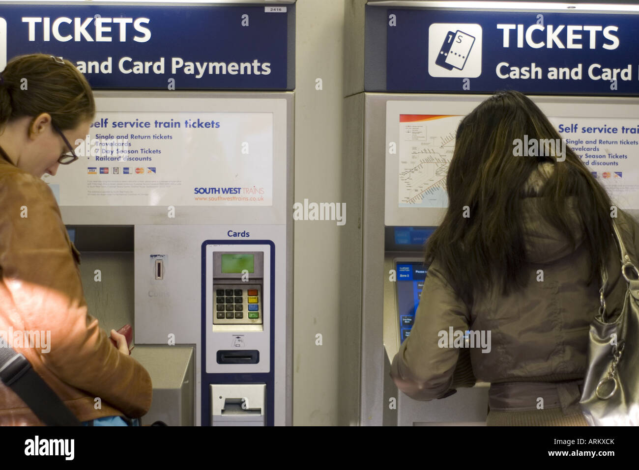 Acquistare i biglietti del treno a Clapham Junction station Foto Stock