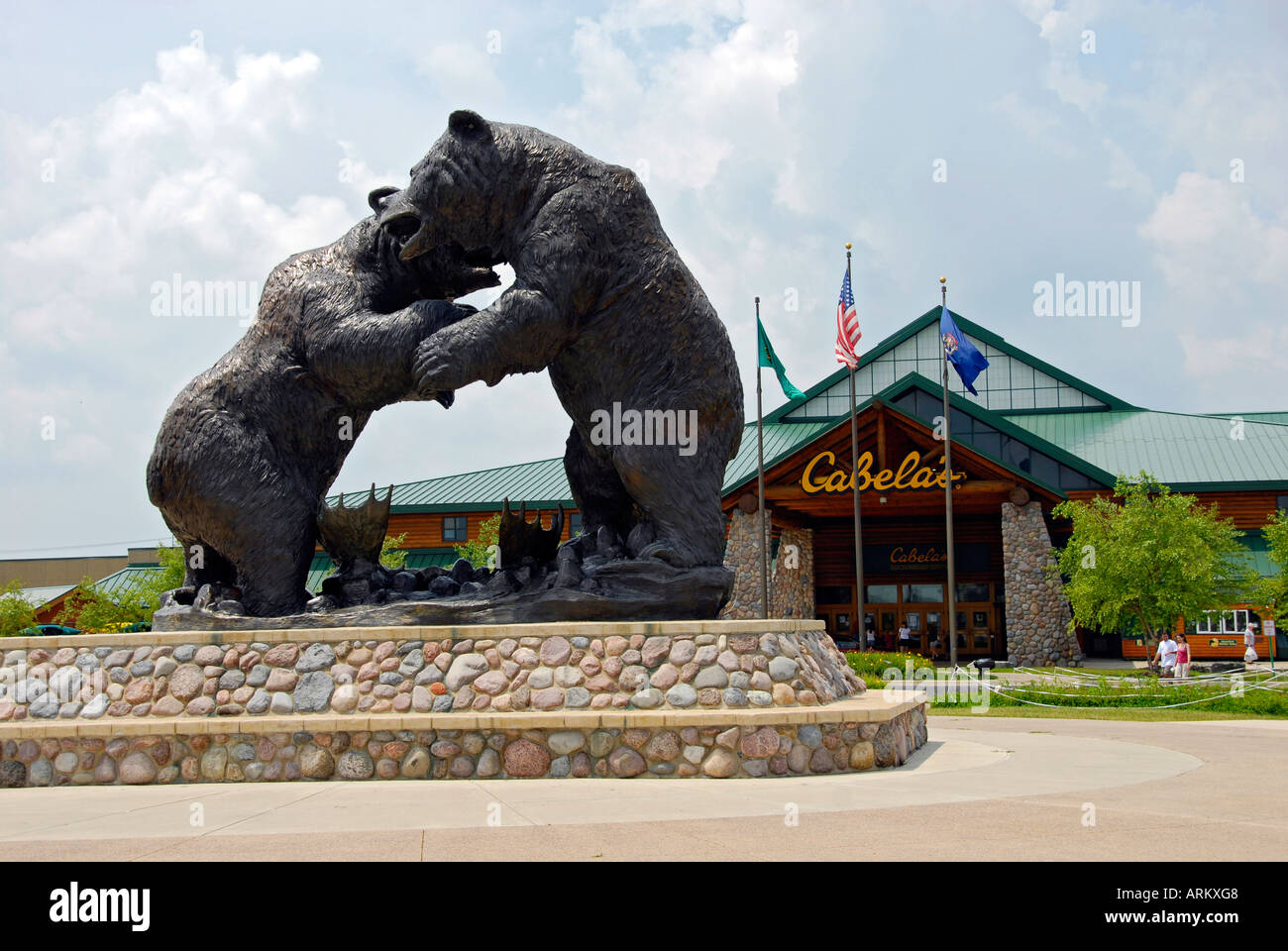 Cabelas outdoor sportivo del negozio Dundee Michigan con la mascotte di orsi di grandi dimensioni nella parte anteriore del negozio Foto Stock