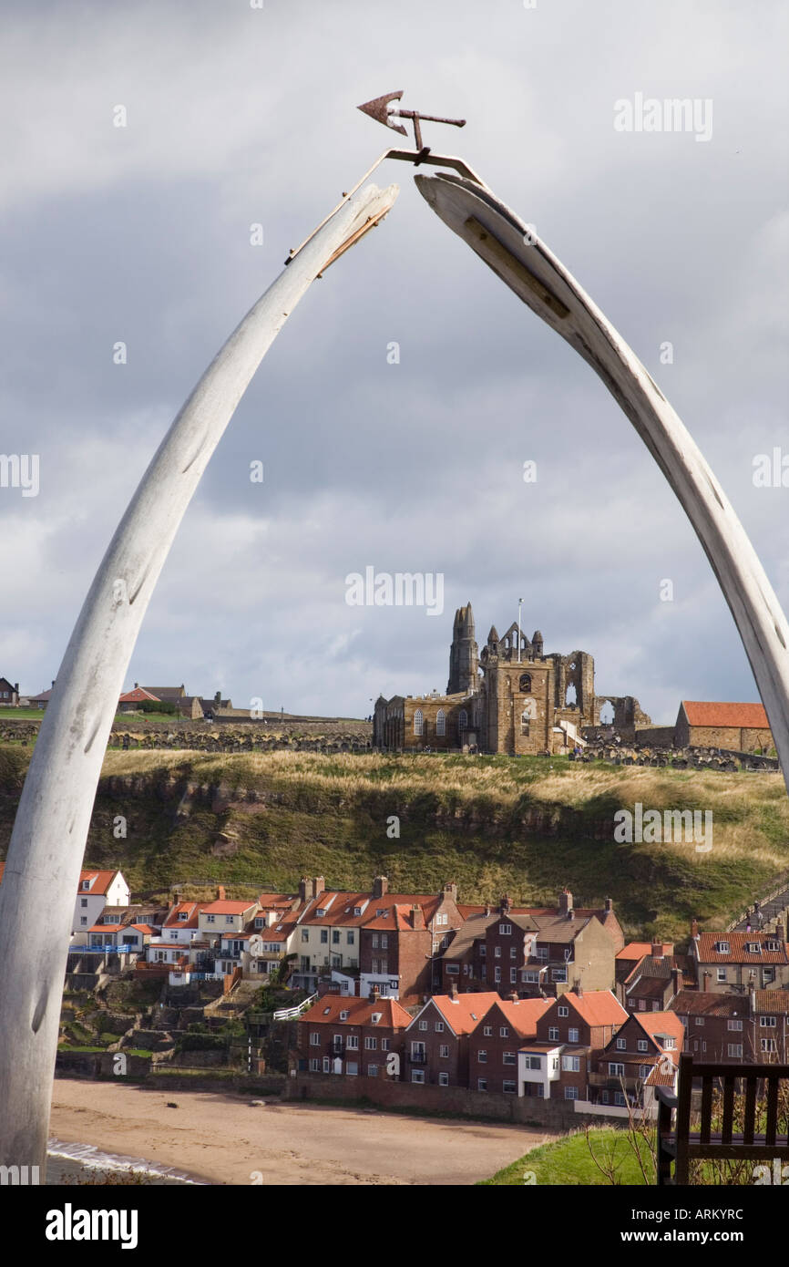 [St Mary chiesa] [St Hilda Abbey] su 'East Cliff' old town quayside edifici fiume Esk incorniciato da osso di balena arco su 'West Clif Foto Stock