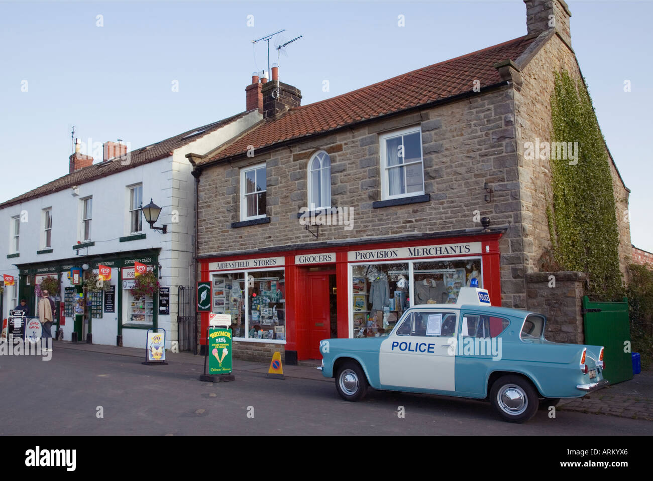 Aidensfield negozio del villaggio con il vecchio Anglia auto della polizia come in TV programma fictional Heartbeat. Goathland Yorkshire England Regno Unito Foto Stock