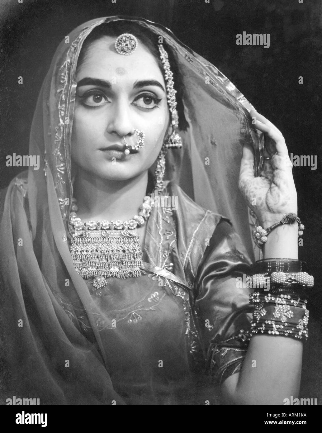 Vecchio ritratto degli anni '40 della sposa indiana che indossa un abito da sposa E gioielli Rajasthan India Asia 1940 Foto Stock