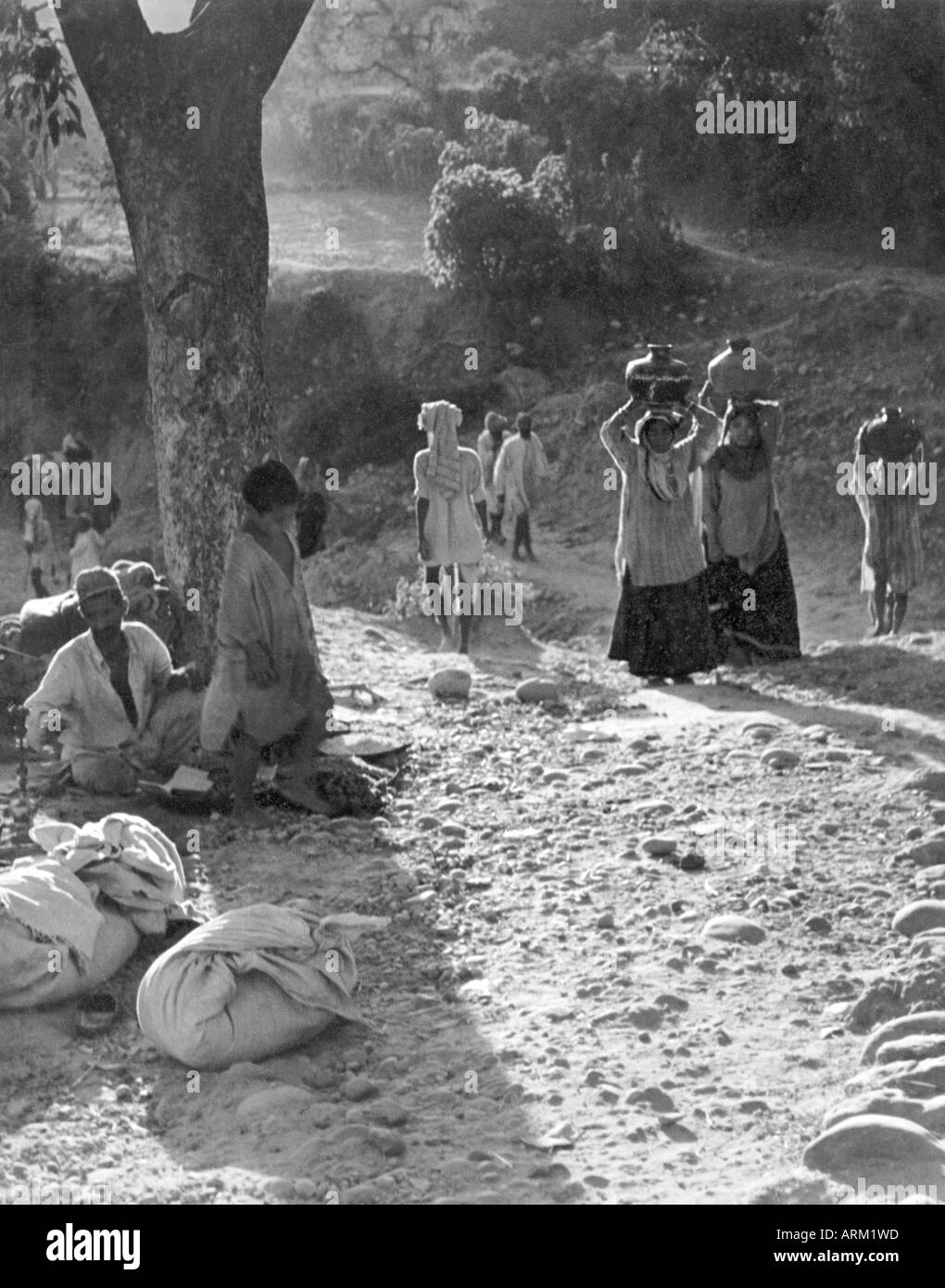 India villaggio rurale persone in Punjab India 1940s vecchia annata 1900s foto Foto Stock