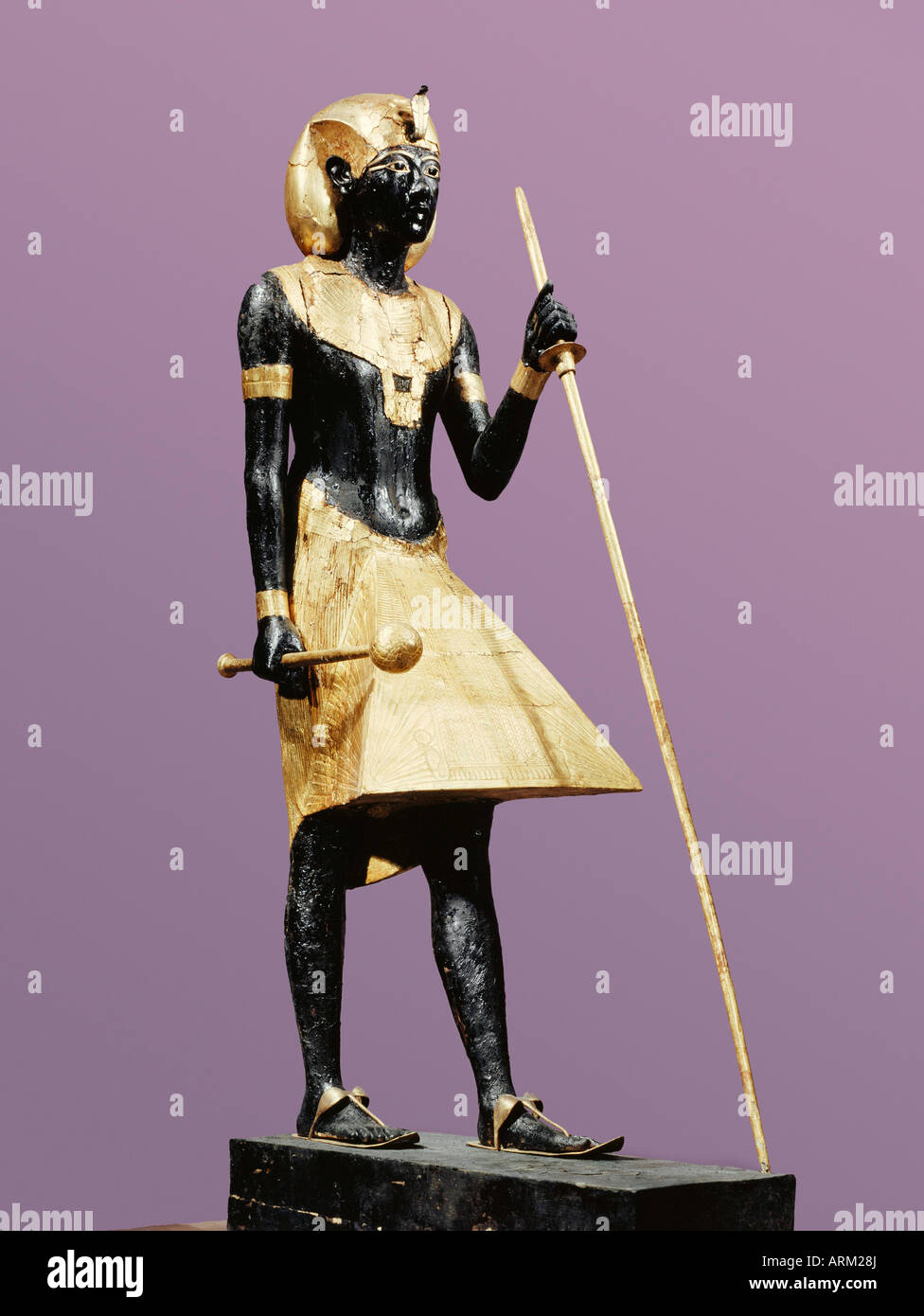 Dimensioni di vita statua di Tutankhamon realizzata in legno nero con applicato il gesso dorato, dalla tomba del faraone Tutankhamon Foto Stock