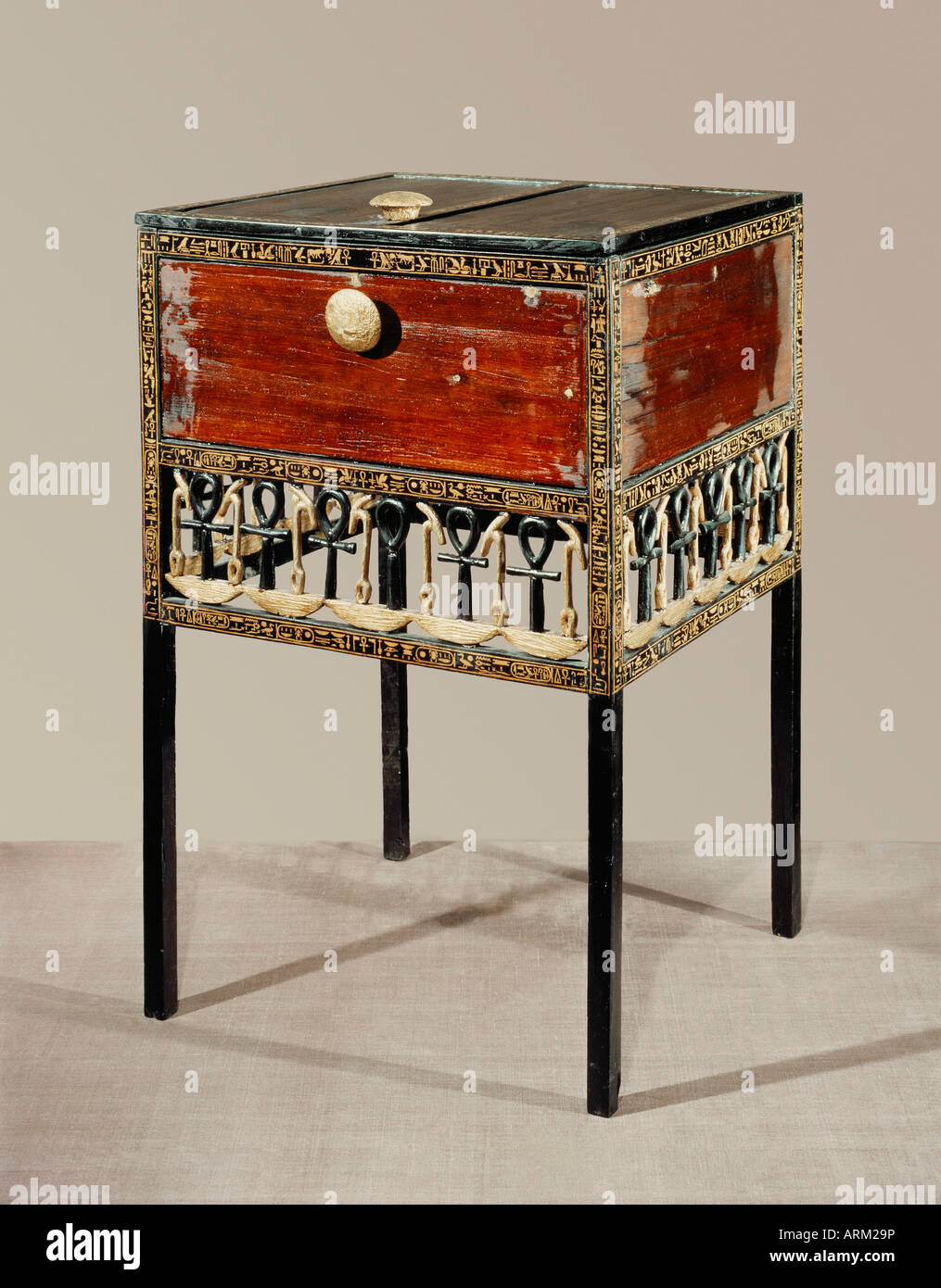 Legno di cedro e dorato cabinet in ebano decorata con simboli geroglifico, dalla tomba del faraone Tutankhamon Foto Stock