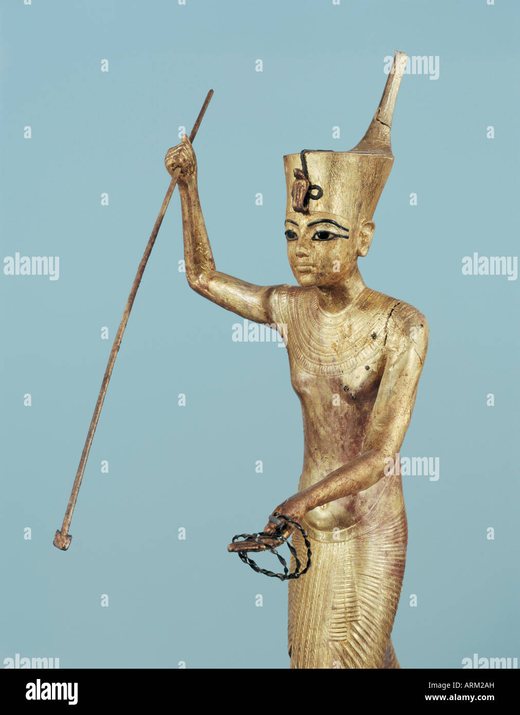 Legno dorato statuetta di Tutankhamon su una barca con un arpione, dalla tomba del faraone Tutankhamon Foto Stock