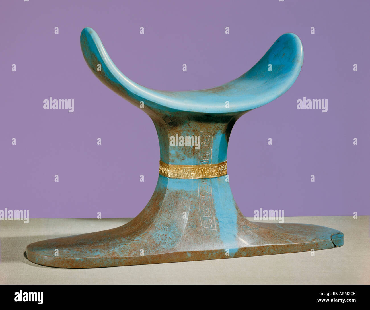 Blu opaco pasta di vetro poggiatesta funeraria con fregi in oro, dalla tomba del faraone Tutankhamon Foto Stock
