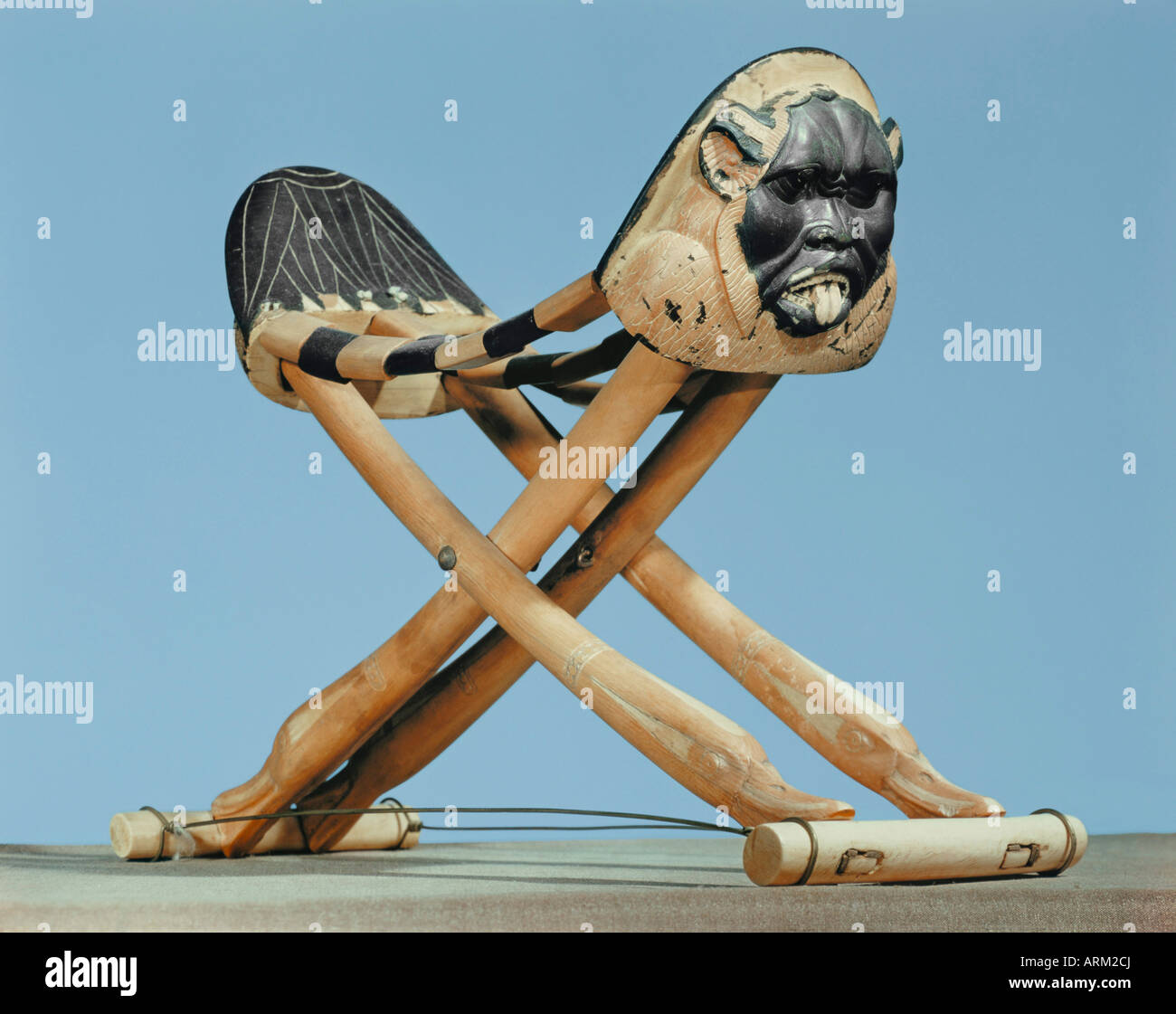 Poggiatesta di piegatura nel dipinto di avorio decorato con la testa del spirito protettivo Bes, dalla tomba del faraone Tutankhamon Foto Stock