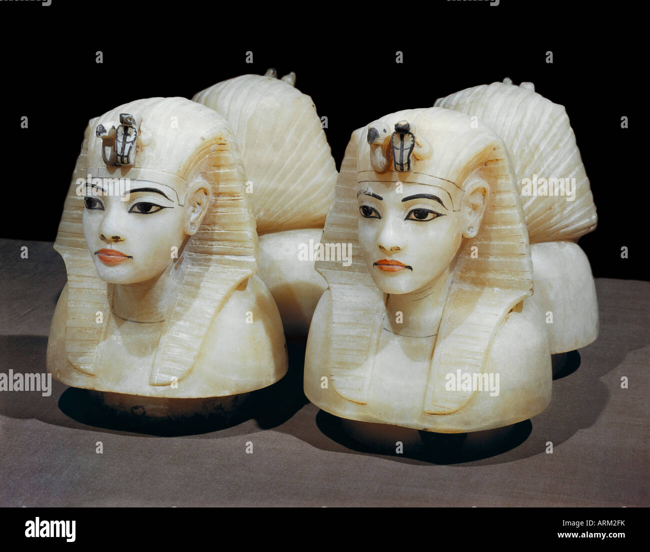 Tappi in forma di del re in testa da quattro urne canopi, dalla tomba del faraone Tutankhamon Foto Stock