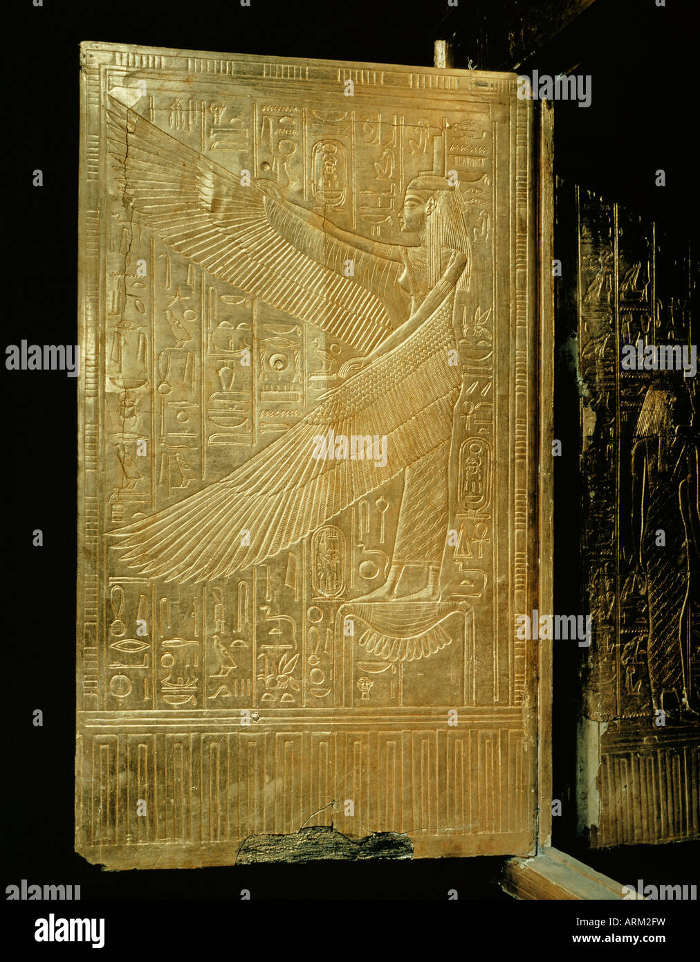 Una delle doppie porte del santuario dorato che mostra la dea Iside, dalla tomba del faraone Tutankhamon Foto Stock