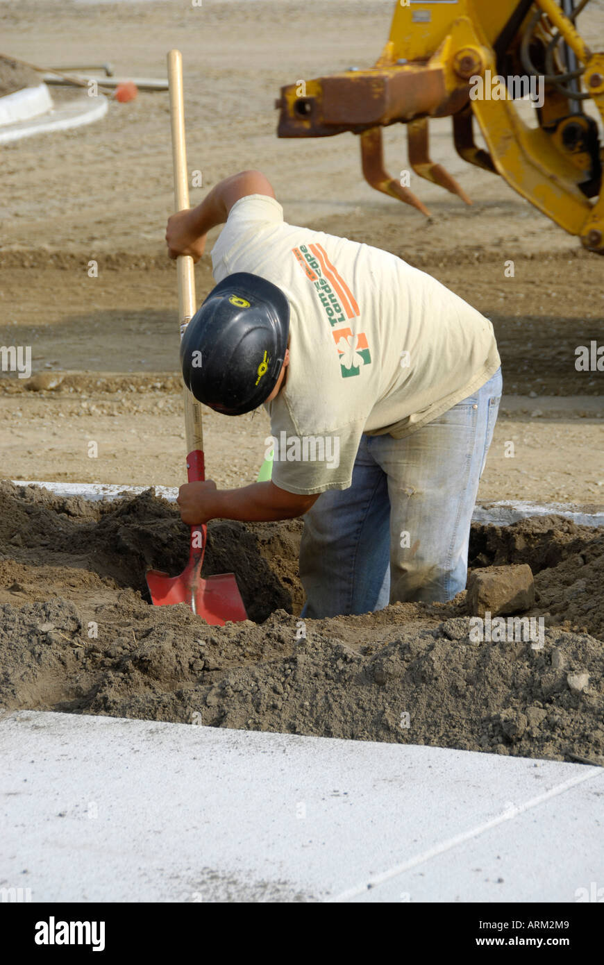 Operaio edile costruendo un nuovo Super Wal Mart Foto Stock