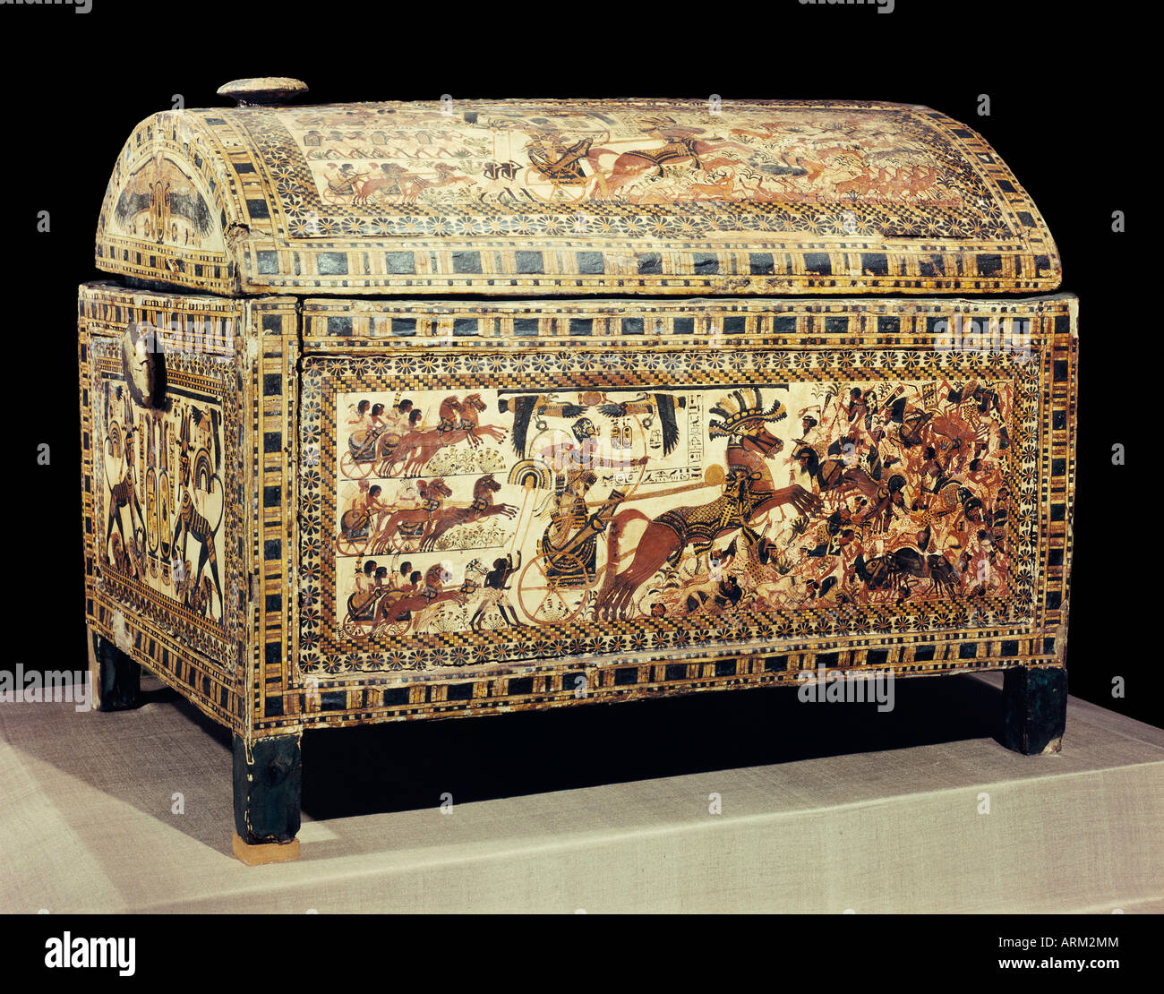 Il dipinto di una scatola di legno stuccato che mostra il re nel suo carro dalla tomba del faraone Tutankhamon Foto Stock