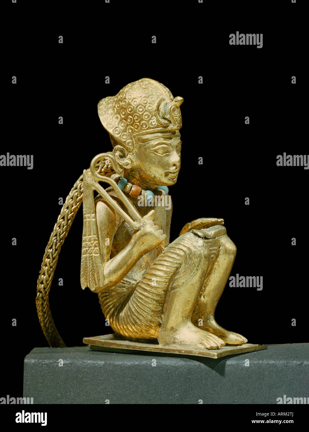 Tiny oro massiccio della statuetta Amenophis III si trova in una piccola bara mummiform nella tomba del faraone Tutankhamon Foto Stock