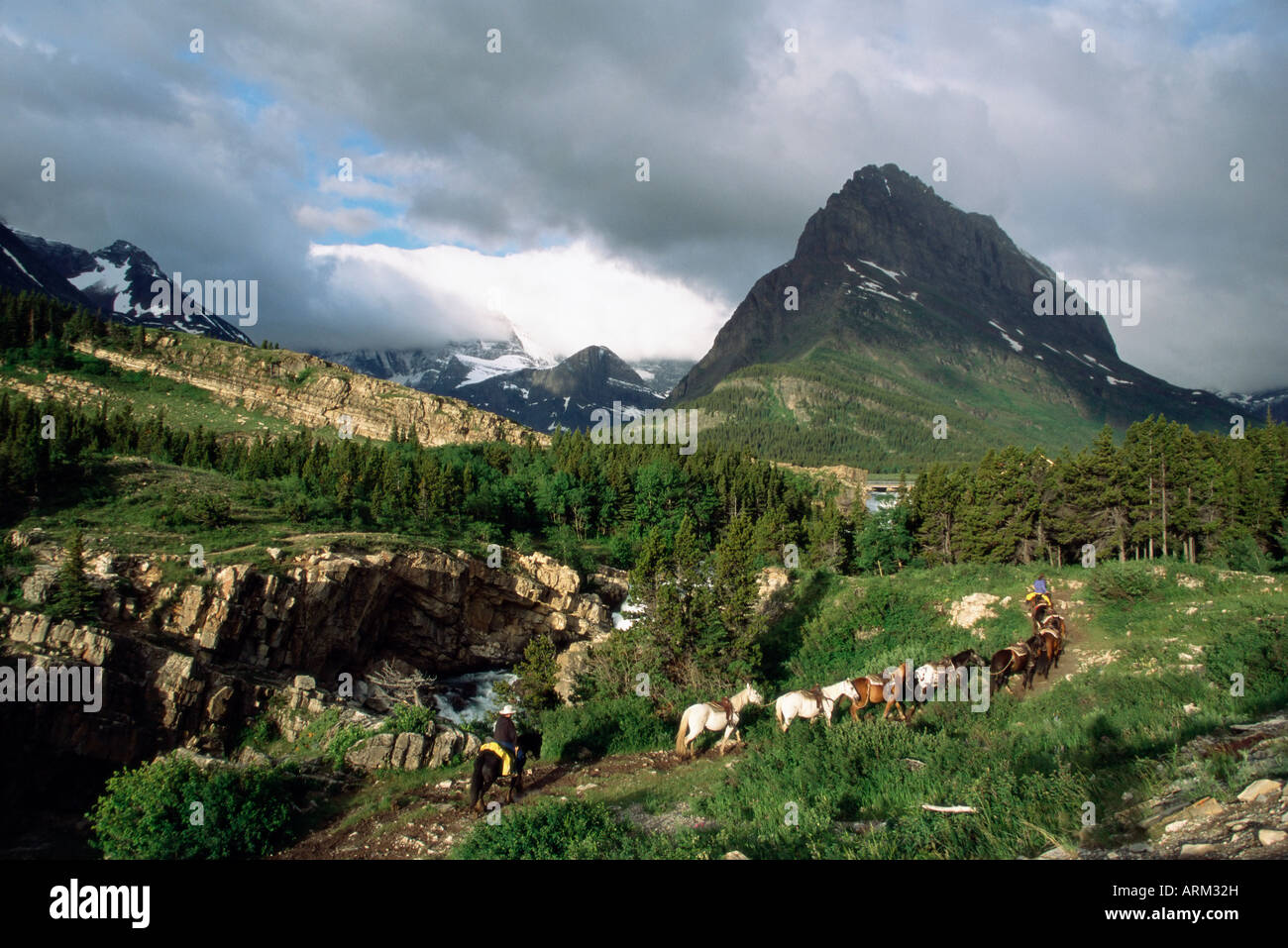 Equitazione, ghiacciaio Parco internazionale della Pace, Montana, Stati Uniti d'America, America del Nord Foto Stock