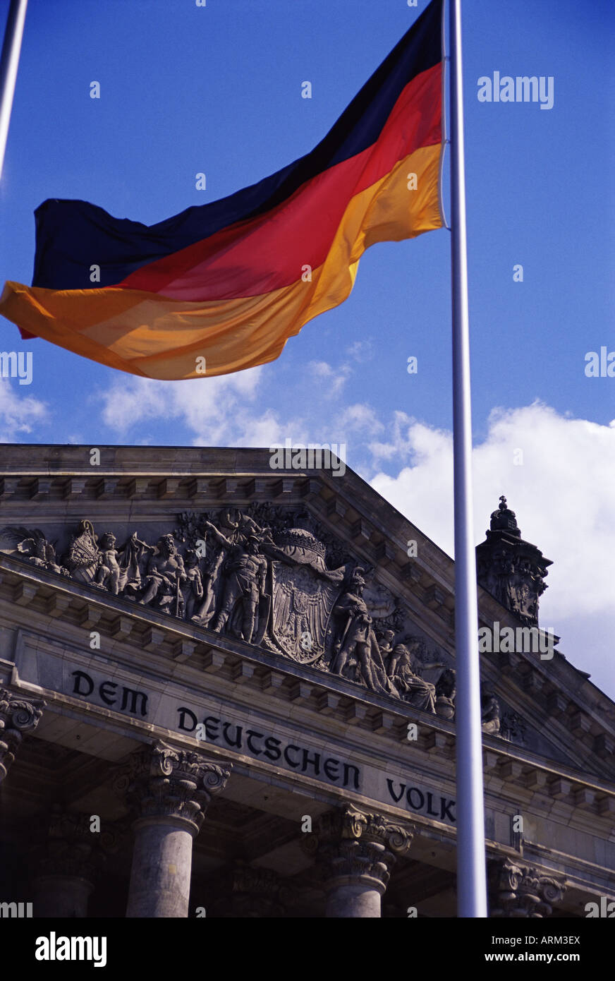 Esterno del palazzo del Reichstag e la bandiera di Berlino, Germania, Europa Foto Stock