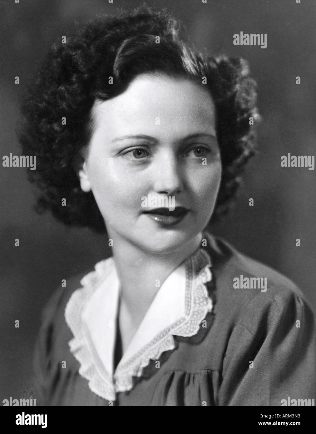 Donna britannica in abito studio ritratto Kulri Mussorie Utttar Pradesh India 1940s vecchio vintage 1900s foto Foto Stock