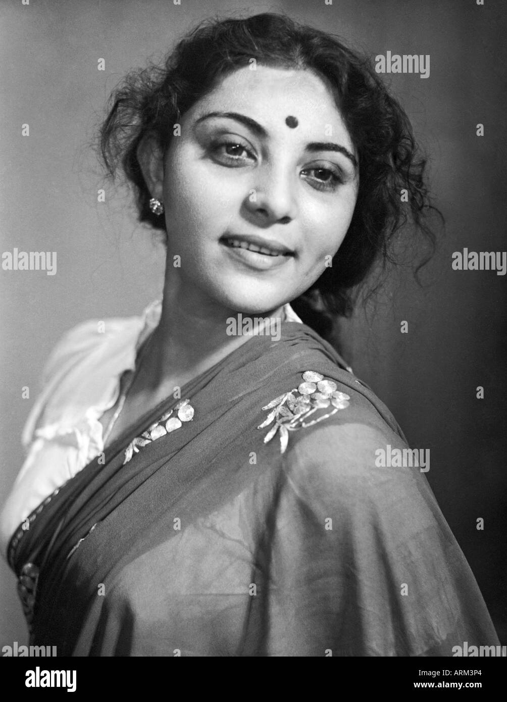 Vecchia foto vintage degli anni '40 di Kamala Kotnis un'attrice indiana del film di bollywood hindi con bindi sulla fronte India anni '40 Foto Stock
