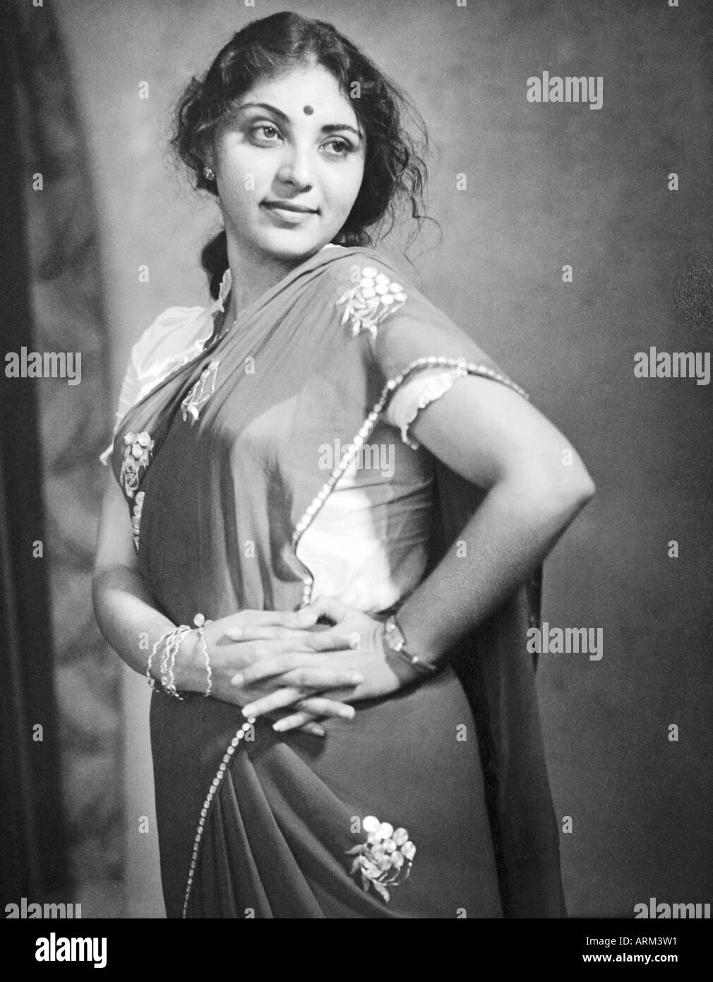 Vecchia foto vintage degli anni '40 di Kamala Kotnis un'attrice indiana del film di bollywood hindi con bindi sulla fronte India anni '40 Foto Stock