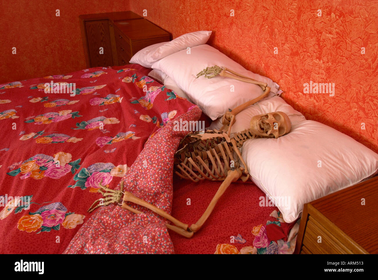 Uno scheletro nel letto Foto stock - Alamy