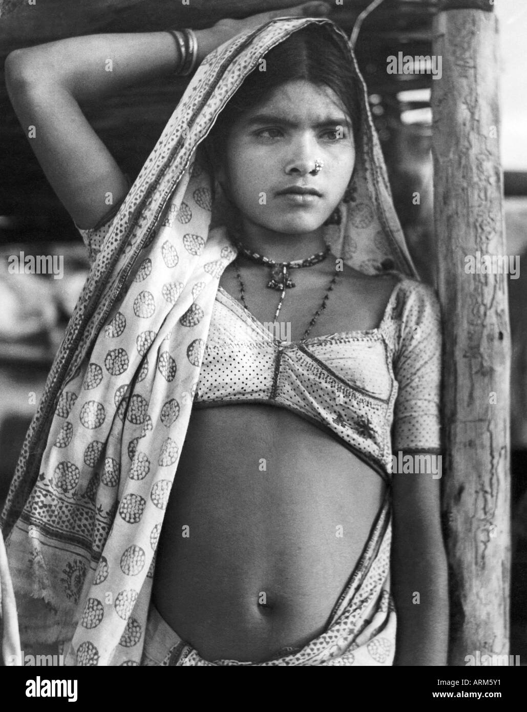 Vecchia ragazza rurale indiana vintage in testa di saree e blusa ha coperto Rajasthan India 1940 Foto Stock
