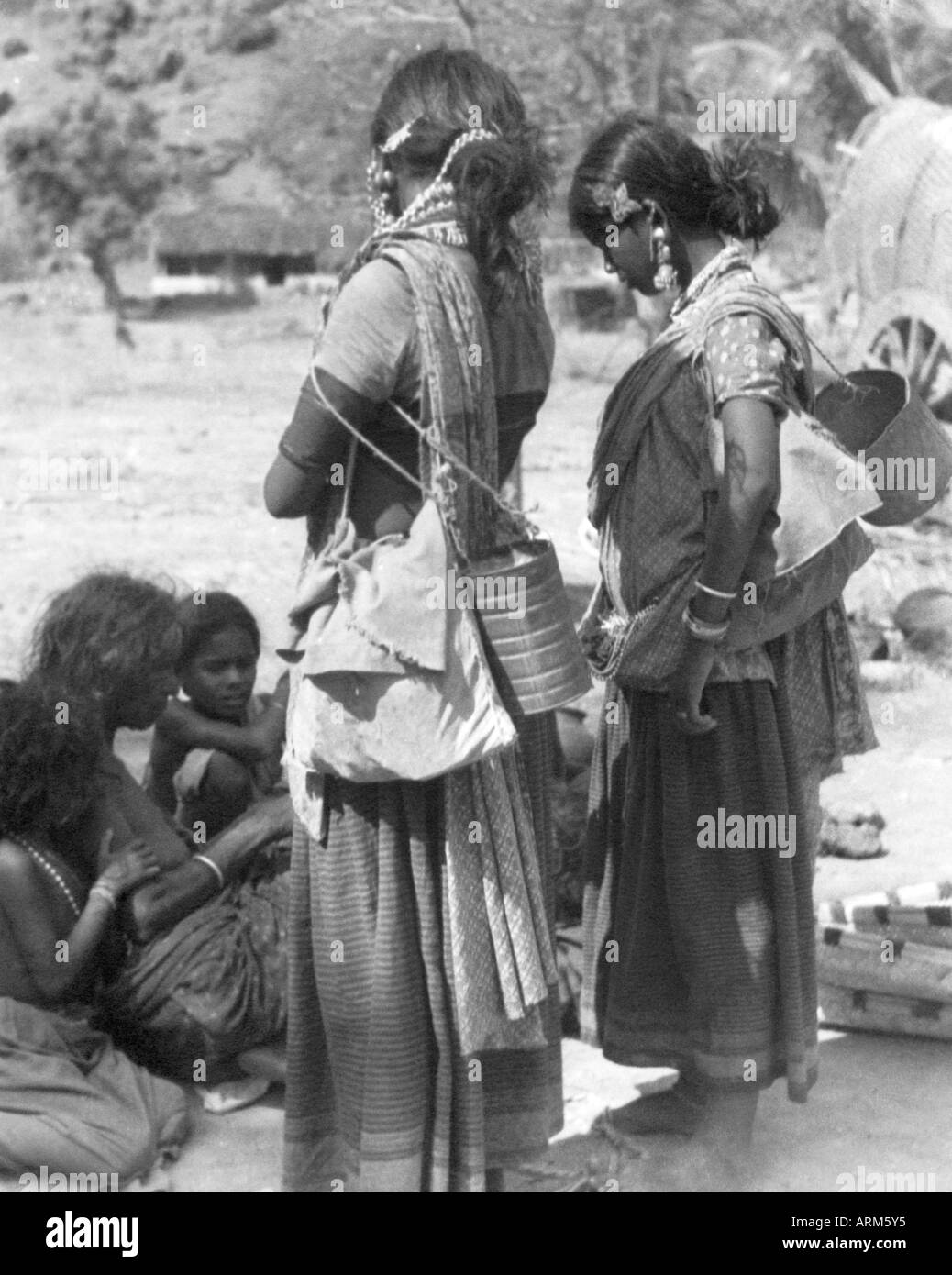 VRB101260 Indian ragazze in abito tradizionale del Nord Est India 1940s Foto Stock