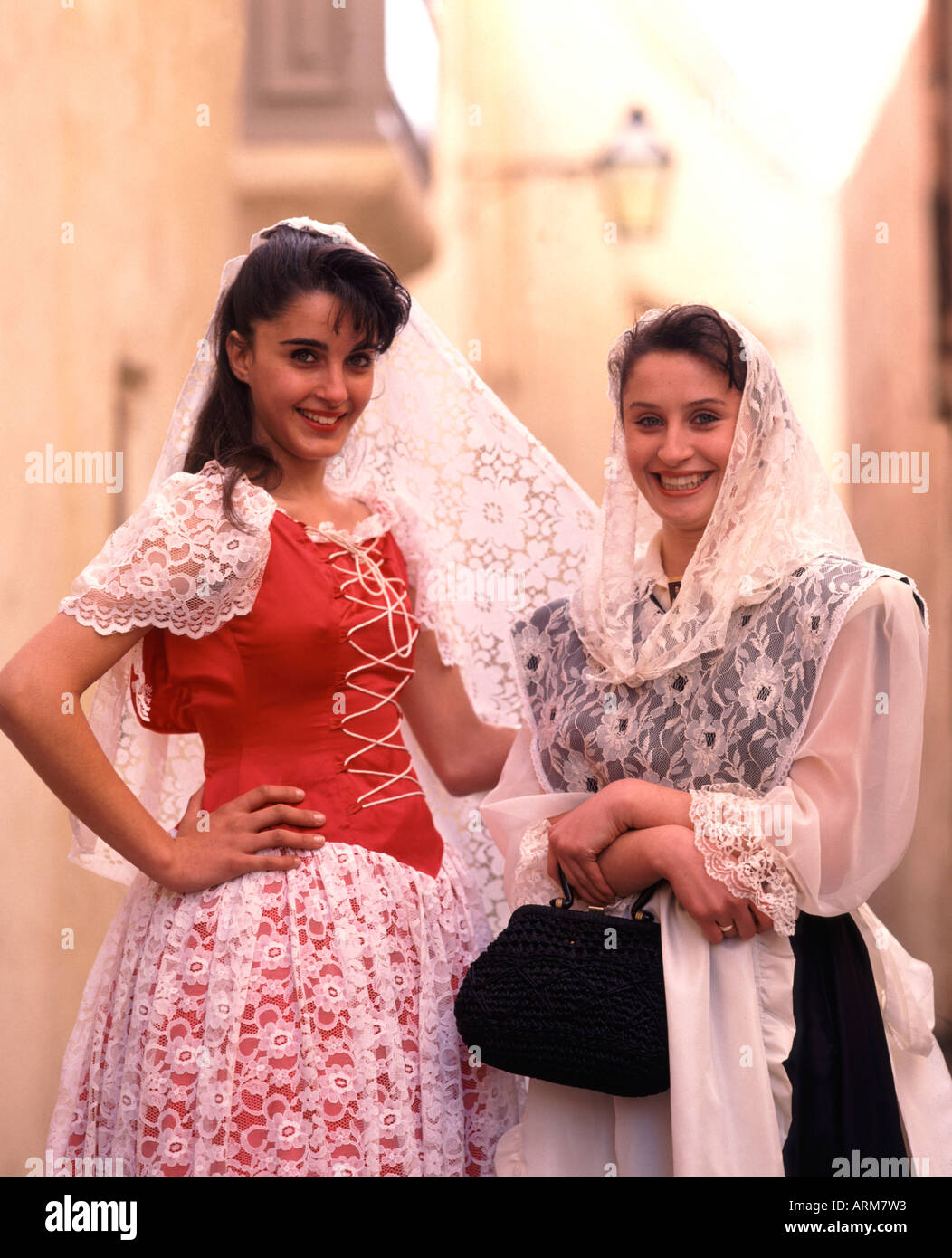 Donne in costume nazionale di Malta Foto stock - Alamy