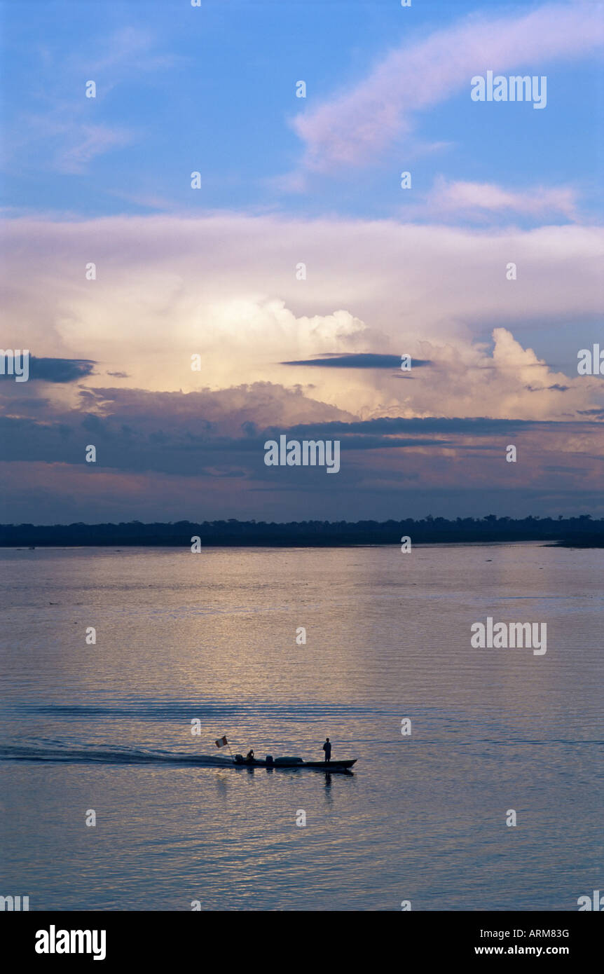 Piccola barca da pesca nello spostamento verso il basso del fiume gigante, fiume del Amazon, Perù, Sud America Foto Stock
