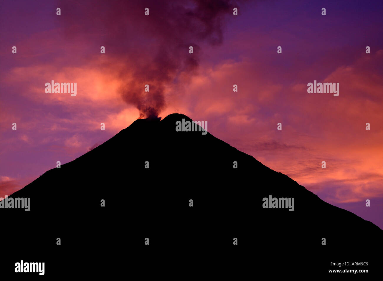 Il Vulcano Arenal all'alba dal Tabacon Hot Springs Resort e Spa Costa Rica Foto Stock