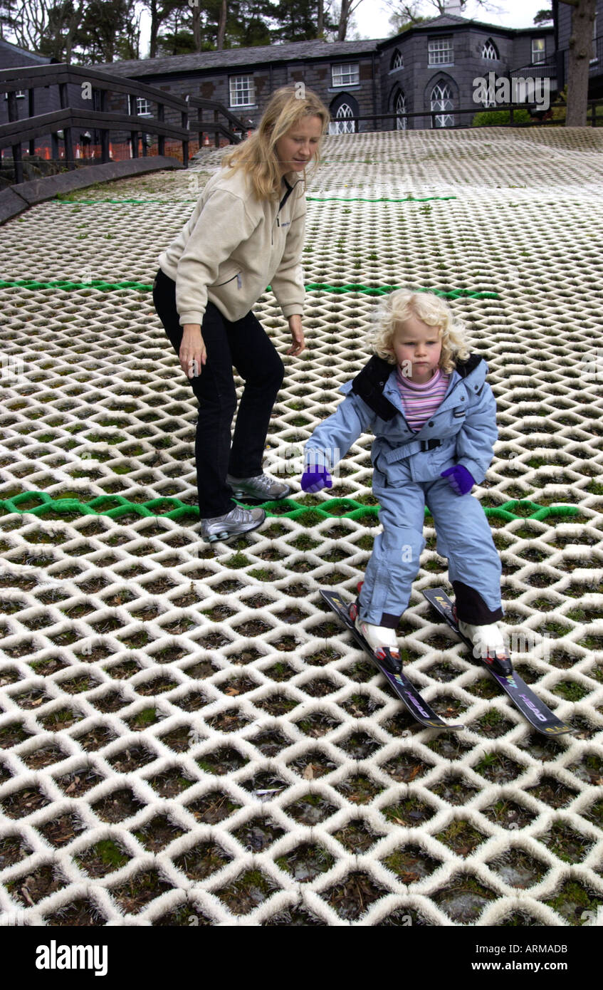 Giovane madre di supervisionare la figlia a secco di pista da sci al Plas Y Brenin outdoor education center Capel Curig Foto Stock